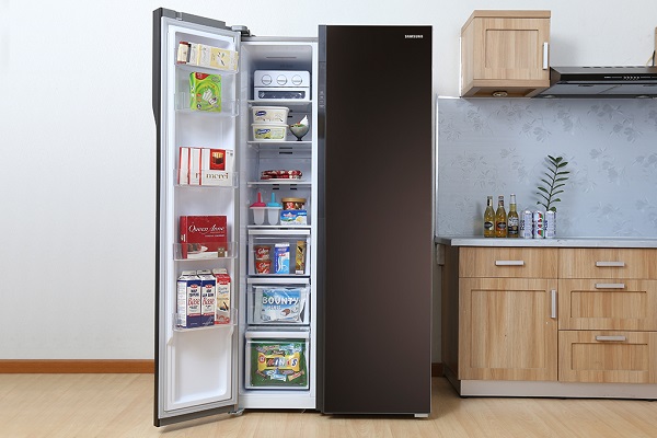  Tủ lạnh side by side thường thiết kế với nhiều ngăn, khay, hộp kh&aacute;c nhau.