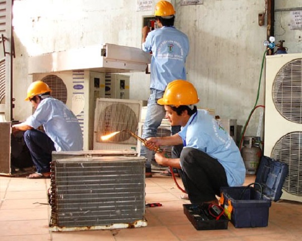 Lu&ocirc;n theo d&otilde;i thợ sửa điều h&ograve;a để tr&aacute;nh bị tr&aacute;o thiết bị. 