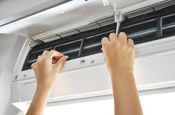 Vệ sinh điều h&ograve;a thường xuy&ecirc;n để hạn chế vi khuẩn sinh s&ocirc;i.