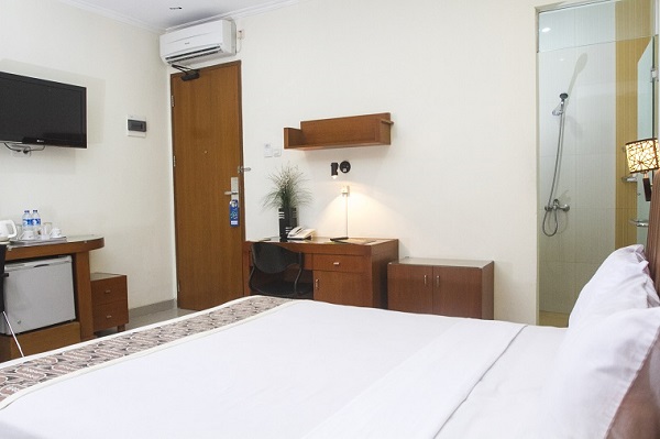 Lắp đặt điều h&ograve;a sao cho luồng kh&iacute; lạnh kh&ocirc;ng thổi trực tiếp v&agrave;o giường ngủ của trẻ. 