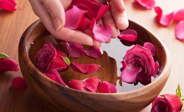 Đặt một b&aacute;t nước trong ph&ograve;ng gi&uacute;p b&ugrave; đắp lại lượng hơi ẩm m&agrave; điều h&ograve;a đ&atilde; lấy đi.