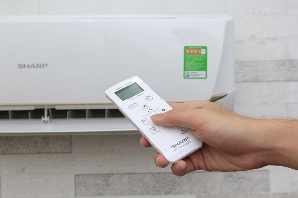  Duy tr&igrave; nhiệt độ ở mức 26 - 28 độ để l&agrave;m giảm sự h&uacute;t ẩm của điều h&ograve;a.