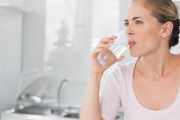 Uống nước l&agrave; biện ph&aacute;p đơn giản nhất tăng cường độ ẩm cho da.