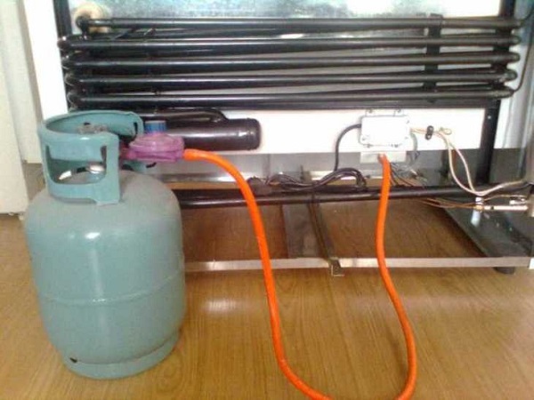 Tủ lạnh bị hết gas cũng l&agrave; một trong những nguy&ecirc;n nh&acirc;n khiến khả năng l&agrave;m lạnh giảm. 