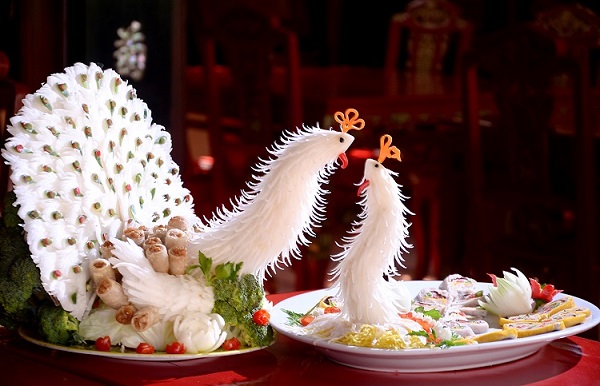 Kh&ocirc;ng chỉ thơm ngon m&agrave; c&aacute;ch tạo h&igrave;nh của nem c&ocirc;ng chả phượng cũng thật bắt mắt.