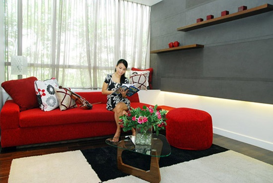 Căn nhà chọn màu trắng làm tông màu chủ đạo, với những điểm nhấn màu sắc như bộ ghế sofa đỏ hay những mảng tường và họa tiết trang trí màu trầm như nâu, ghi và đen