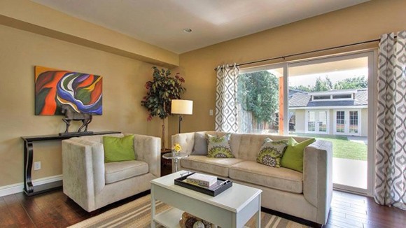 Phòng khách sử dụng sofa trắng nhã nhặn trên nền tường màu nhạt