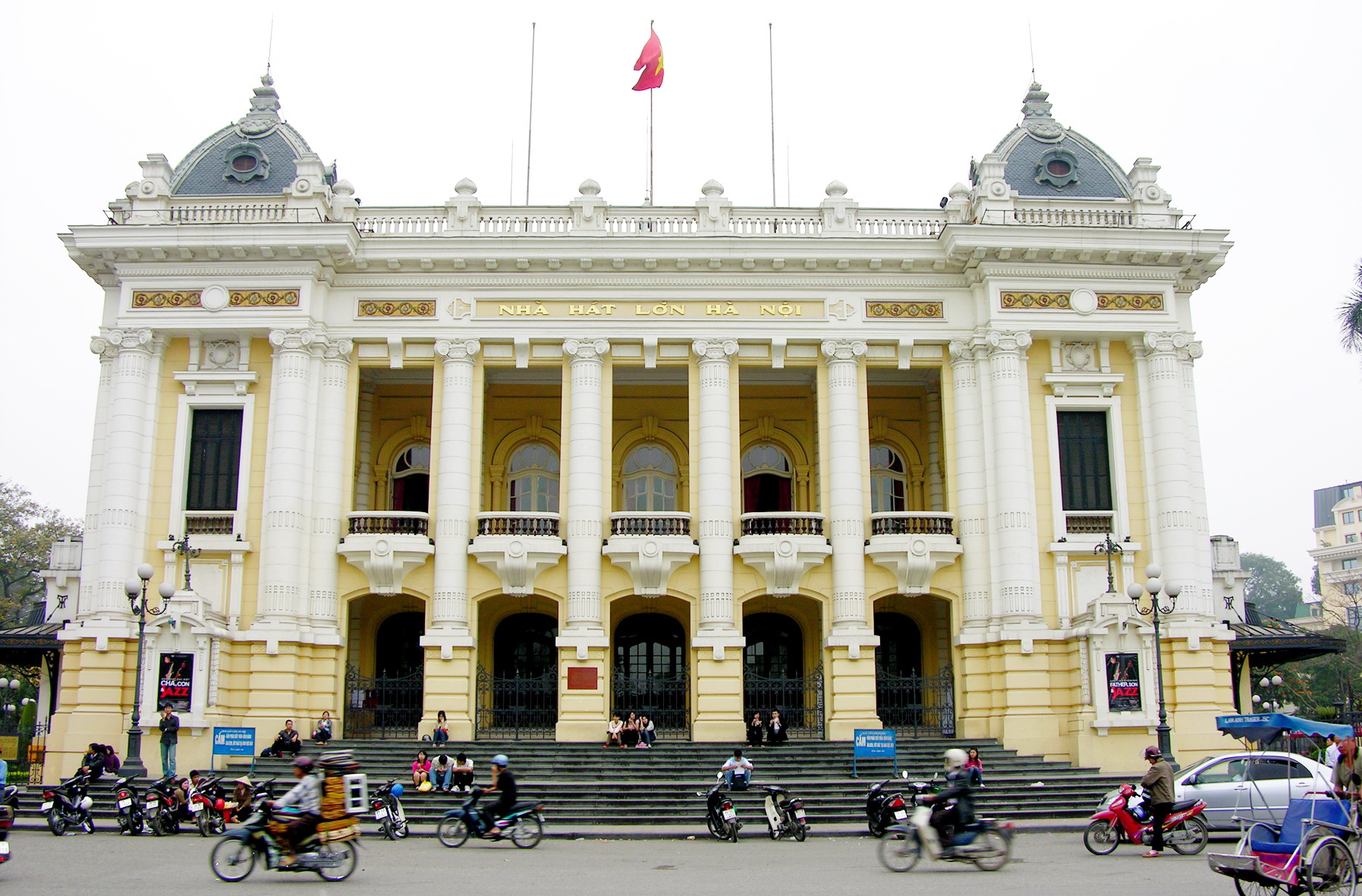 Diện mạo của Nh&agrave; h&aacute;t lớn H&agrave; Nội với m&agrave;u sơn v&agrave;ng nhạt trước đợt tr&ugrave;ng tu, sơn sửa lại v&agrave;o th&aacute;ng 7/2015