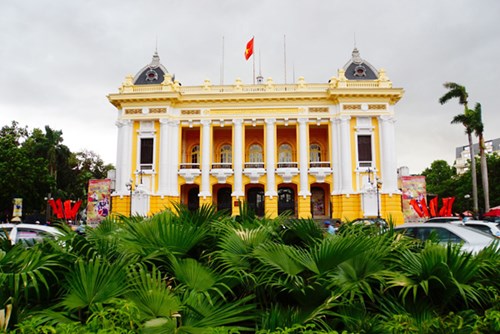 Tuy nhi&ecirc;n, m&agrave;u sơn mới nhất của Nh&agrave; h&aacute;t lớn H&agrave; Nội lại bị đ&aacute;nh gi&aacute; l&agrave; qu&aacute; l&ograve;e loẹt, l&agrave;m mất đi vẻ đẹp cổ k&iacute;nh của biểu tượng Thủ đ&ocirc;