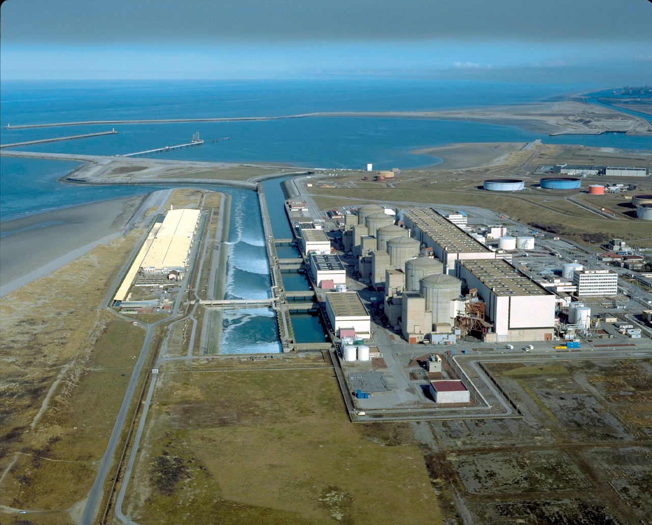 Nhà máy điện hạt nhân Gravelines: Nhà máy Gravelines, Pháp, có công suất 5706MW và được xây dựng vào năm 1974. 6 lò phản ứng của nhà máy này đi vào hoạt động trong thời gian 1980-1984.