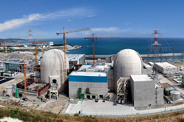 Nhà máy điện hạt nhân Hanbit: Nhà máy điện hạt nhân Hanbit, Hàn Quốc, sở hữu công suất 6164MW với 6 lò phản ứng hạt nhân bắt đầu hoạt động trong khoảng thời gian từ năm 1986-2002. 