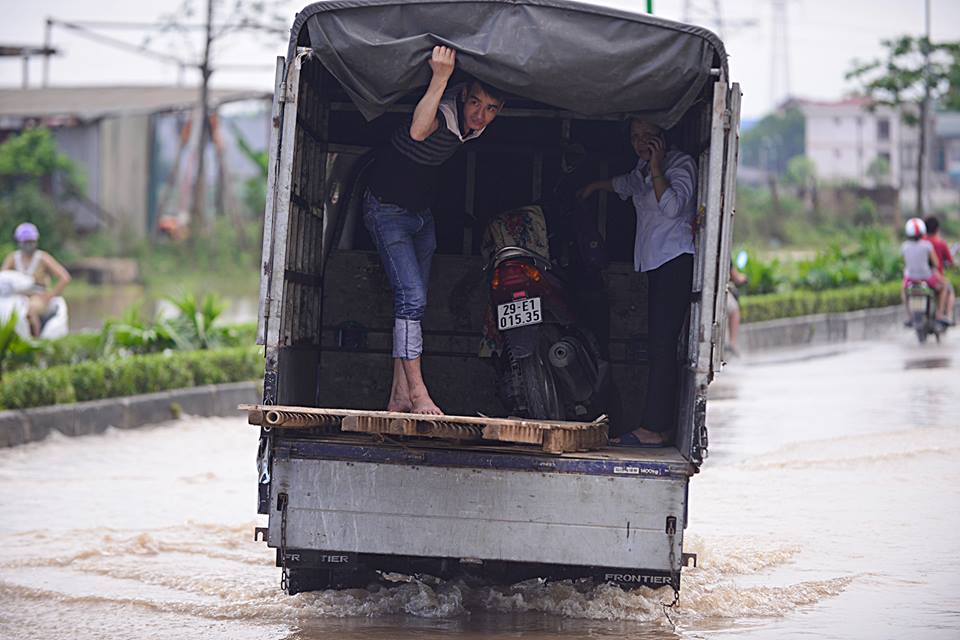 V&agrave; cả xe tải chở h&agrave;ng...
