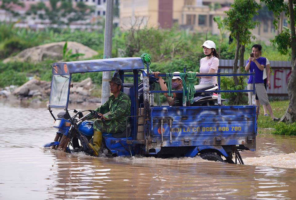 Một số người đi lại phải th&ecirc;u xe chở