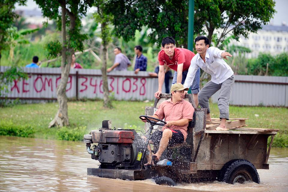 Một số người đi lại phải th&ecirc;u xe chở