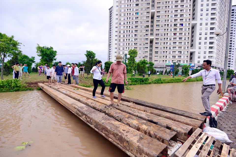 Để khắc phục sự cố tạm thời, cư d&acirc;n tại chung cư H2D đ&atilde; phải dựng tạm một c&acirc;y cầu để đi lại dễ d&agrave;ng hơn