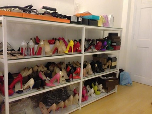 Ngọc Trinh sở hữu nguy&ecirc;n một kho gi&agrave;y hiệu với những đ&ocirc;i gi&agrave;y đế đỏ Christian Louboutin trị gi&aacute; h&agrave;ng trăm triệu đồng