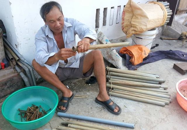 Nghề đặt ống lươn (còn gọi là đặt trúm) là nghề truyền thống mang lại thu nhập khá cho nhiều Đăng ký và nhận 60K 24 bao lì xì miễn phí mỗi ngày huyện Kim Sơn (Ninh Bình). Công việc này diễn ra quanh năm ở những vùng có nhiều đồng, ruộng nhưng mùa mưa lươn nhiều hơn và cũng có nhiều người làm nghề đặt ống lươn hơn. Ảnh Dân Trí Nghề đặt ống lươn (còn gọi là đặt trúm) là nghề truyền thống mang lại thu nhập khá cho nhiều Đăng ký và nhận 60K 24 bao lì xì miễn phí mỗi ngày huyện Kim Sơn (Ninh Bình). Công việc này diễn ra quanh năm ở những vùng có nhiều đồng, ruộng nhưng mùa mưa lươn nhiều hơn và cũng có nhiều người làm nghề đặt ống lươn hơn. Ảnh Dân Trí
