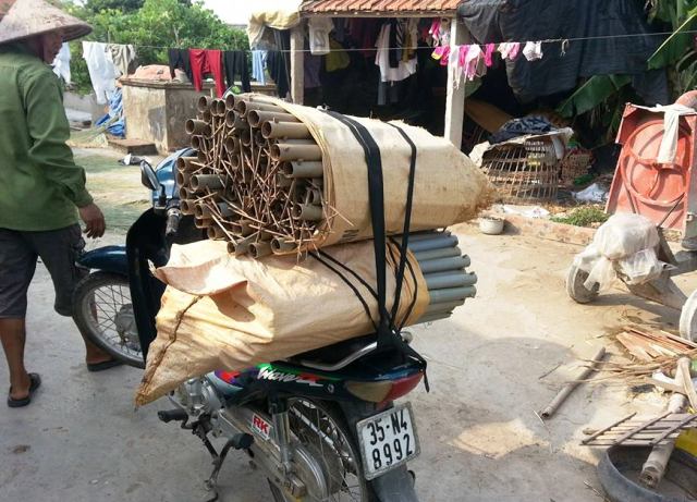 Để hành nghề, người dân chỉ cần bỏ chi phí khoảng vài trăm nghìn mua ống nhựa sau đó cắt đoạn khoảng 40 – 50 cm. Một đầu ống được bịt kín, đầu còn lại cài lừ để khi lươn chui vào không thể chui ra được. Ảnh Dân Trí Để hành nghề, người dân chỉ cần bỏ chi phí khoảng vài trăm nghìn mua ống nhựa sau đó cắt đoạn khoảng 40 – 50 cm. Một đầu ống được bịt kín, đầu còn lại cài lừ để khi lươn chui vào không thể chui ra được. Ảnh Dân Trí
