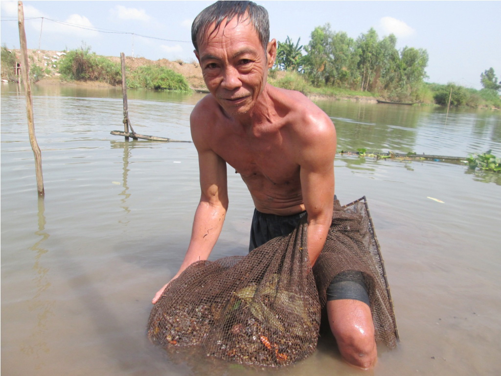 Nghề cào hến ở An Giang đòi hỏi người làm nghề phải có sức dẻo dai, chịu được cái lạnh vì phải ngâm mình hàng giờ dưới nước. Đổi lại những người giỏi nghề với khoảng thời gian 8 giờ có thể kiếm được 1 triệu đồng là chuyện nằm trong tầm tay. Ảnh Dân Trí Nghề cào hến ở An Giang đòi hỏi người làm nghề phải có sức dẻo dai, chịu được cái lạnh vì phải ngâm mình hàng giờ dưới nước. Đổi lại những người giỏi nghề với khoảng thời gian 8 giờ có thể kiếm được 1 triệu đồng là chuyện nằm trong tầm tay. Ảnh Dân Trí