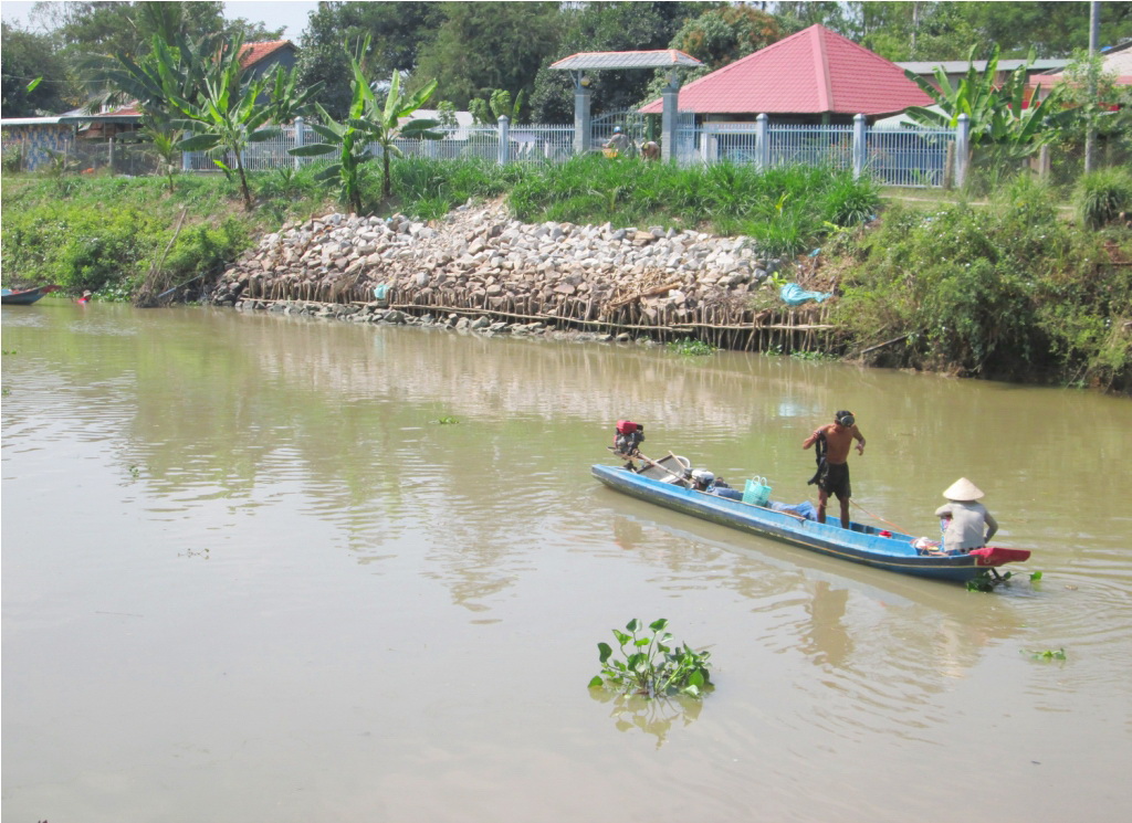 Người dân dùng những chiếc vỏ lãi như thế này để bơi ra sông tìm chỗ có hến, rẹm... rồi cào. Ảnh Dân Trí Người dân dùng những chiếc vỏ lãi như thế này để bơi ra sông tìm chỗ có hến, rẹm... rồi cào. Ảnh Dân Trí