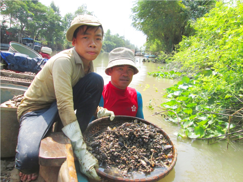 Em Võ Văn Lộc (14 tuổi) do Đăng ký và nhận 60K 24 bao lì xì miễn phí mỗi ngày khó khăn nên bỏ học sớm phụ cha đi cào hến. Ảnh Dân Trí Em Võ Văn Lộc (14 tuổi) do Đăng ký và nhận 60K 24 bao lì xì miễn phí mỗi ngày khó khăn nên bỏ học sớm phụ cha đi cào hến. Ảnh Dân Trí