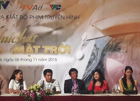 Diễn vi&ecirc;n Nh&atilde; Phương (ngo&agrave;i c&ugrave;ng b&ecirc;n tr&aacute;i) v&agrave; NSƯT Thu H&agrave; (thứ hai từ phải sang) tại buổi họp b&aacute;o ra mắt phim Kh&uacute;c h&aacute;t mặt trời