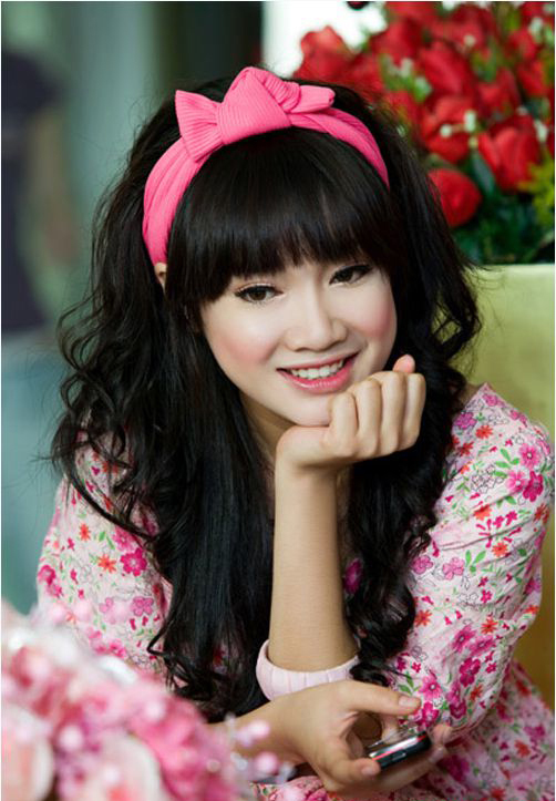 Trong giai đoạn 2010-2012, Nhã Phương bắt đầu chăm chút diện mạo hơn. Cô thay đổi kiểu tóc nữ tính, chuyển từ mái chéo sang mái bằng, trang điểm đậm hơn và trung thành với son hồng. Trong giai đoạn 2010-2012, Nhã Phương bắt đầu chăm chút diện mạo hơn. Cô thay đổi kiểu tóc nữ tính, chuyển từ mái chéo sang mái bằng, trang điểm đậm hơn và trung thành với son hồng.
