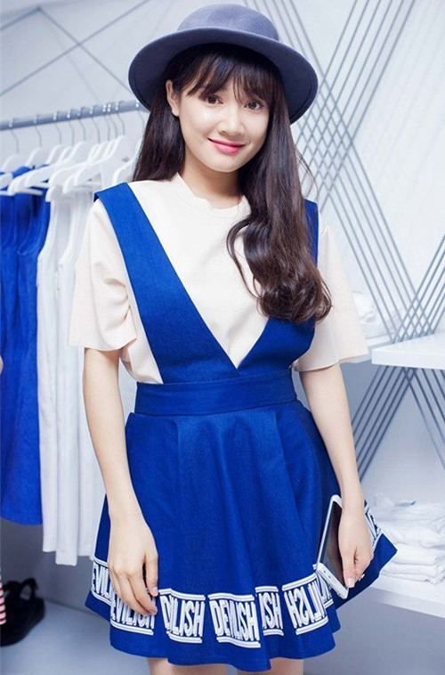 Năm 2015, Nhã Phương trẻ trung hơn nhờ chuyển sang phong cách nữ sinh với tóc mái thưa kiểu Hàn Quốc. Nhan sắc của cô ngày càng được khen ngợi với nước da sáng hơn trước. Năm 2015, Nhã Phương trẻ trung hơn nhờ chuyển sang phong cách nữ sinh với tóc mái thưa kiểu Hàn Quốc. Nhan sắc của cô ngày càng được khen ngợi với nước da sáng hơn trước.