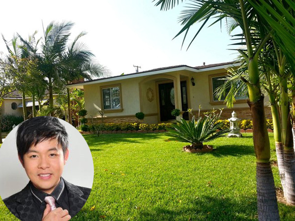 Quang Lê chia sẻ trên trang cá nhân hình ảnh căn nhà nhỏ khá giản dị nhưng nổi bật bởi thảm cỏ xanh mướt và hàng dừa