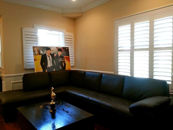Hai gam màu nổi bật trong căn nhà là trắng và vàng kem. Chính bởi vậy, bộ sofa cùng chiếc bàn màu đen càng nổi bật, ấn tượng hơn