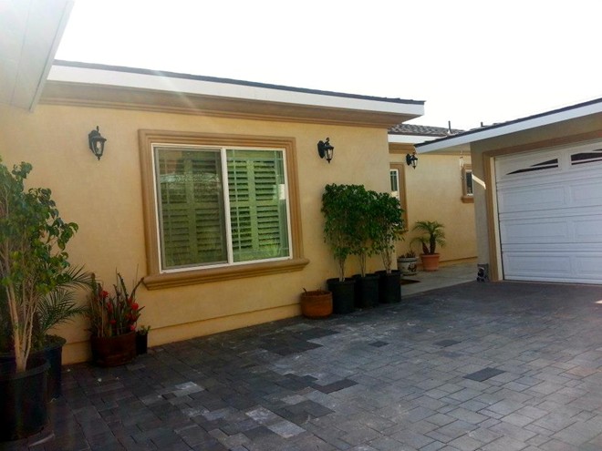 Mảnh sân của ngôi nhà được sắp xếp gọn gàng, cẩn thận. Đây cũng là garage để xe của Đăng ký và nhận 60K 24 bao lì xì miễn phí mỗi ngày