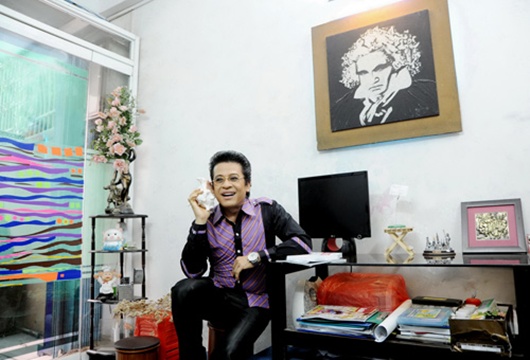 Phòng làm việc của Thanh Bạch có màu xanh nhạt, đây chính là nơi anh dành nhiều thời gian để suy nghĩ và viết nên những kịch bản hay