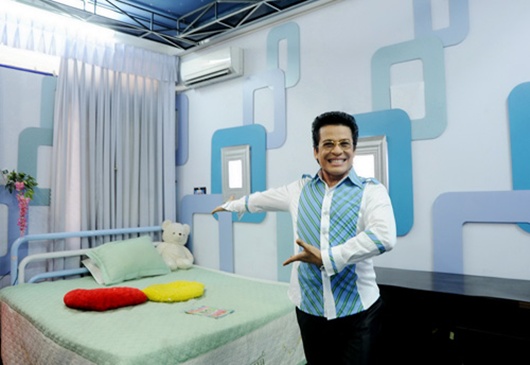 Phòng ngủ của anh sử dụng màu xanh dương hài hòa và được trang trí bởi những hoa văn vuông tròn nối tiếp nhau rất bắt mắt
