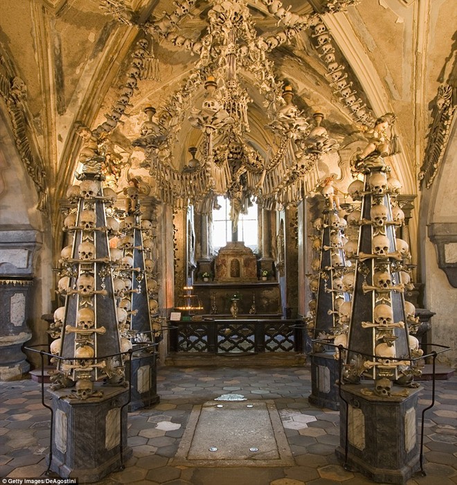 Nh&agrave; thờ Sedlec Ossuary chứa hơn 40.000 bộ h&agrave;i cốt
