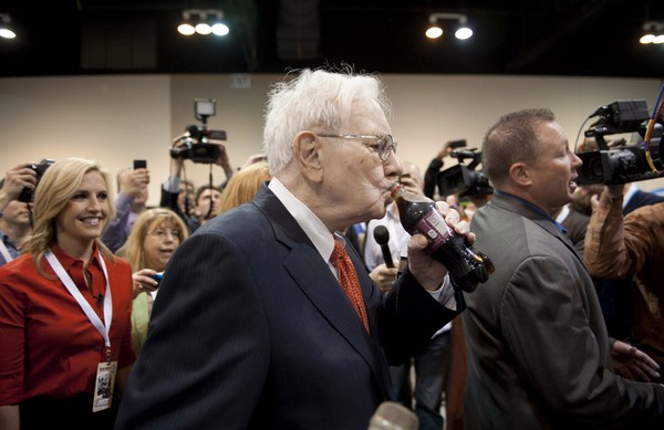 Nh&agrave; t&yacute; ph&uacute; Warren Buffett uống 355ml coca-cola mỗi ng&agrave;y