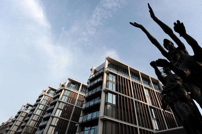 Căn hộ trị giá 221 triệu USD tọa lạc tại phố One Hyde Park, London, Anh, thuộc sở hữu của tỷ phú Rinat Ahkmetov  - người giàu nhất Ukraine. Căn hộ rộng hơn 7.600m2 và có dịch vụ chăm sóc 24 giờ như khách sạn.