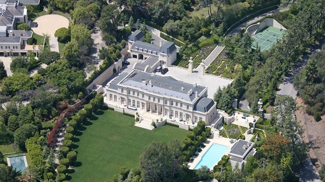 Rộng hơn 15.000 m2, Fleur de Lys là cơ ngơi đắt nhất tại Los Angeles County. Chi phí xây dựng 102 triệu USD