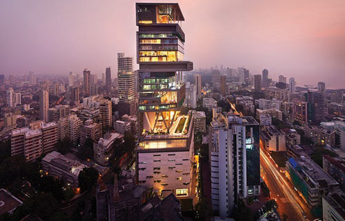 Antilia không phải là một ngôi nhà theo nghĩa truyền thống. Đây là một tòa nhà 27 tầng, rộng 120.000 mét vuông với 6 tầng hầm đỗ xe, ba sân đỗ trực thăng và cần tới 600 nhân viên để phục vụ.Ngôi nhà này trị giá lên tới 1 tỷ USD 