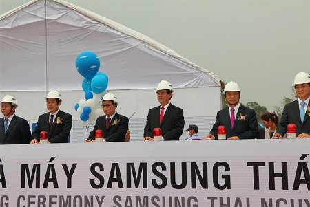 Sau khi quyết định r&oacute;t th&ecirc;m 3 tỷ USD để x&acirc;y nh&agrave; m&aacute;y mới tại Th&aacute;i Nguy&ecirc;n, h&atilde;ng điện tử H&agrave;n Quốc Samsung đ&atilde; trở th&agrave;nh nh&agrave; đầu tư nước ngo&agrave;i lớn nhất tại Việt Nam.