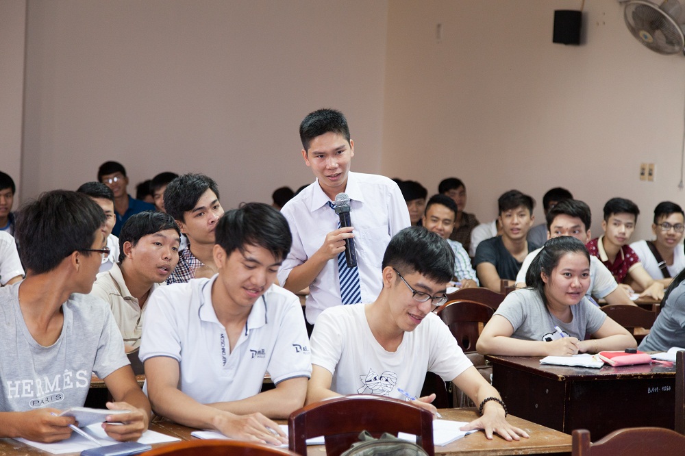 Nh&agrave; khoa học Đặng Ngọc To&agrave;n trong giờ giảng cho sinh vi&ecirc;n