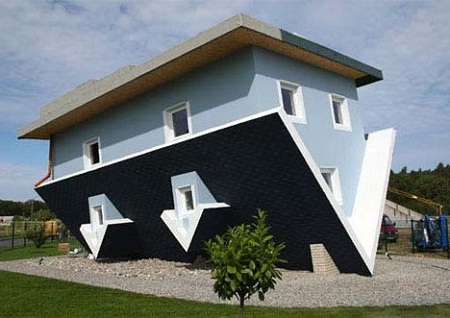 Ngôi nhà lộn ngược ở đảo Usedom, Đức như đang lơ lửng giữa không trung