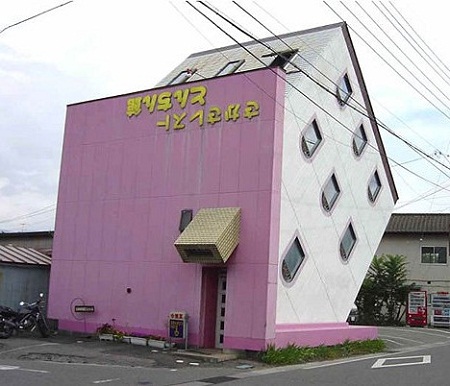 Ngôi nhà lộn ngược có màu sắc rất đáng yêu là một nhà hàng tại  thành phố Matsumoto, Nhật Bản