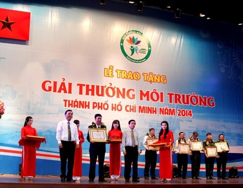 &Ocirc;ng Nguyễn Văn Huấn &ndash; Gi&aacute;m Đốc Nh&agrave; m&aacute;y sữa Thống Nhất (Vinamilk) đại diện Nh&agrave; m&aacute;y nhận giải thưởng m&ocirc;i trường của TP.HCM