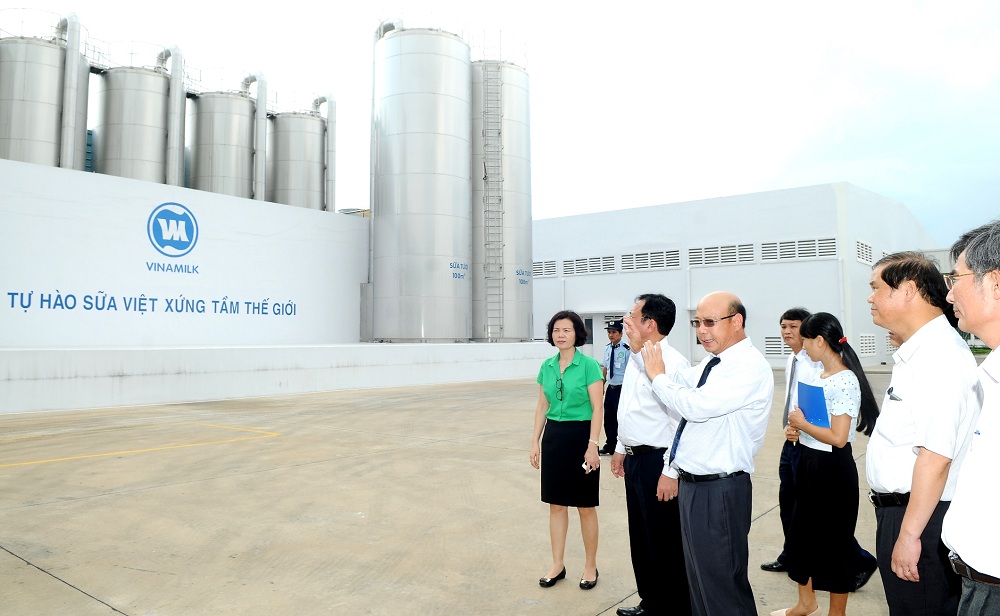 &Ocirc;ng Trịnh Quốc Dũng, Gi&aacute;m Đốc Điều H&agrave;nh Vinamilk giới thiệu với đo&agrave;n Ủy ban Nh&acirc;n d&acirc;n tỉnh L&acirc;m Đồng hệ thống bồn chứa sữa tươi tại Nh&agrave; m&aacute;y sữa Việt Nam của Vinamilk