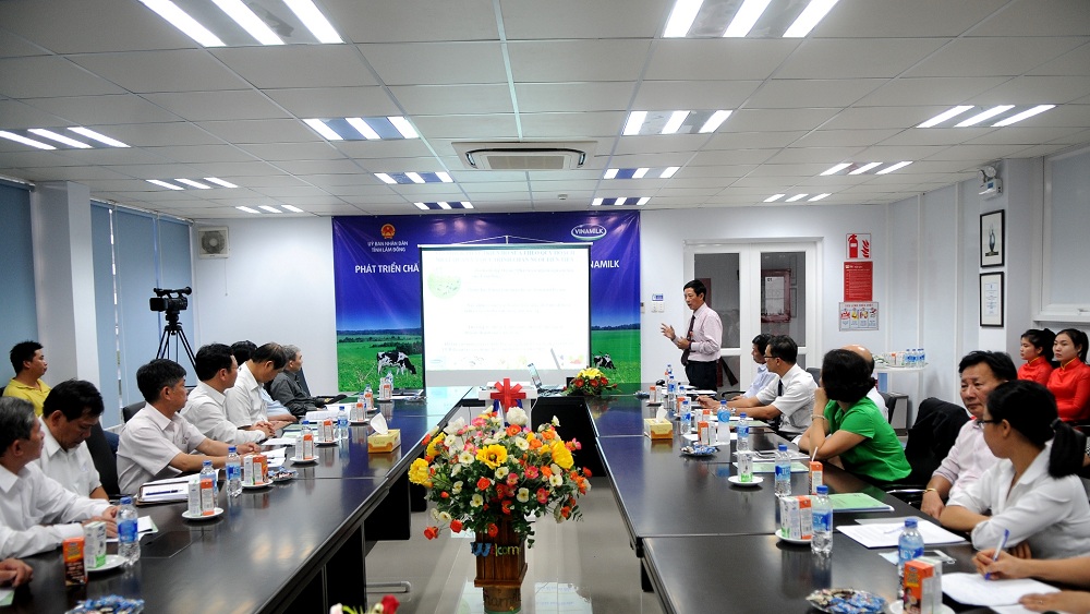 &Ocirc;ng Vương Ngọc Long, Trưởng ban ph&aacute;t triển v&ugrave;ng nguy&ecirc;n liệu, Khối ph&aacute;t triển v&ugrave;ng nguy&ecirc;n liệu c&ocirc;ng ty Vinamilk giới thiệu về lịch sử hợp t&aacute;c v&agrave; tiềm năng ph&aacute;t triển ng&agrave;nh chăn nu&ocirc;i b&ograve; sữa tỉnh L&acirc;m Đồng  