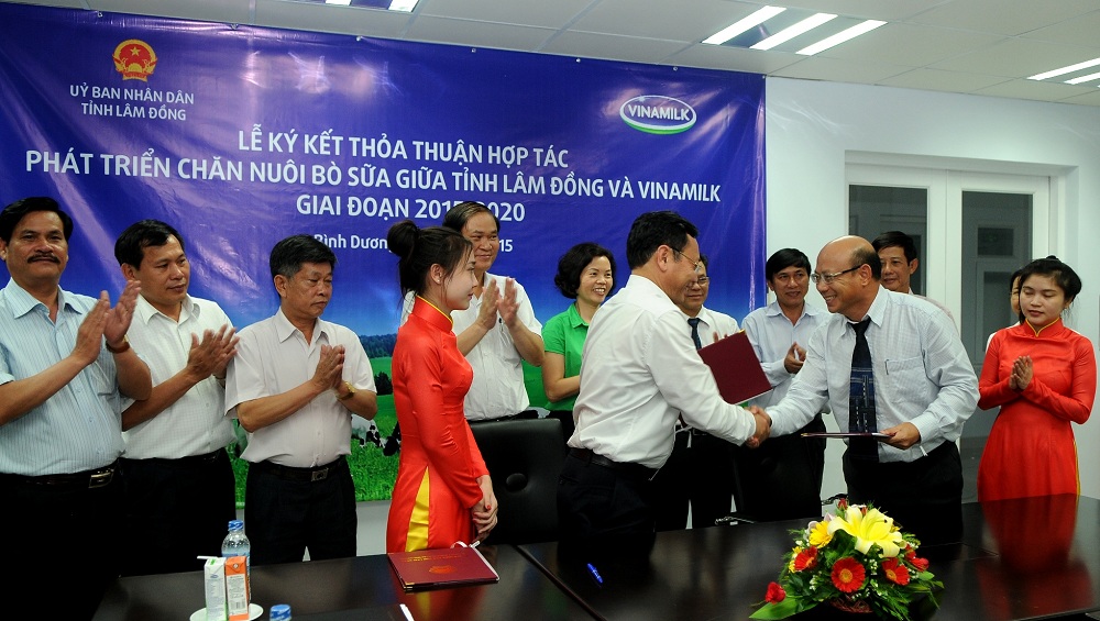 Đại diện l&atilde;nh đạo tỉnh L&acirc;m Đồng v&agrave; Vinamilk c&ugrave;ng k&yacute; kết thỏa thuận hợp t&aacute;c ph&aacute;t triển chăn nu&ocirc;i b&ograve; sữa giữa tỉnh L&acirc;m Đồng v&agrave; Vinamilk giai đoạn 2015-20120