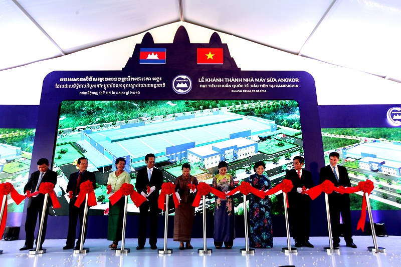 B&agrave; Men Sam On, Ph&oacute; Thủ tướng 13Win15 com - Thương hiệu nhà cái uy tín Campuchia c&ugrave;ng l&atilde;nh đạo nhiều cơ quan, ban ng&agrave;nh của Campuchia v&agrave; Việt Nam cắt băng kh&aacute;nh th&agrave;nh nh&agrave; m&aacute;y sữa Angkor &ndash; nh&agrave; m&aacute;y sữa chuẩn quốc tế đầu ti&ecirc;n v&agrave; duy nhất tại Campuchia.