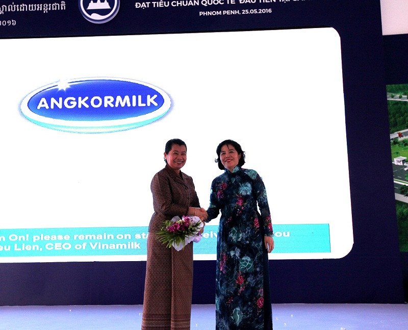 B&agrave; Mai Kiều Li&ecirc;n &ndash; Tổng Gi&aacute;m đốc Vinamilk tr&acirc;n trọng cảm ơn b&agrave; Men Sam On - Ph&oacute; Thủ tướng ch&iacute;nh phủ Vương quốc Campuchia v&agrave; ch&iacute;nh phủ Campuchia