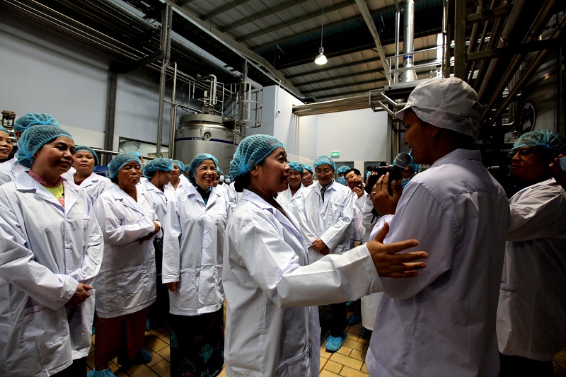 B&agrave; Men Sam On - Ph&oacute; thủ tướng ch&iacute;nh phủ Vương quốc Campuchia v&agrave; Ban Gi&aacute;m đốc C&ocirc;ng ty Vinamilk, nh&agrave; m&aacute;y Angkor Milk c&ugrave;ng kh&aacute;ch mời tham quan d&acirc;y chuyền sản xuất hiện đại của Nh&agrave; m&aacute;y sữa Angkor
