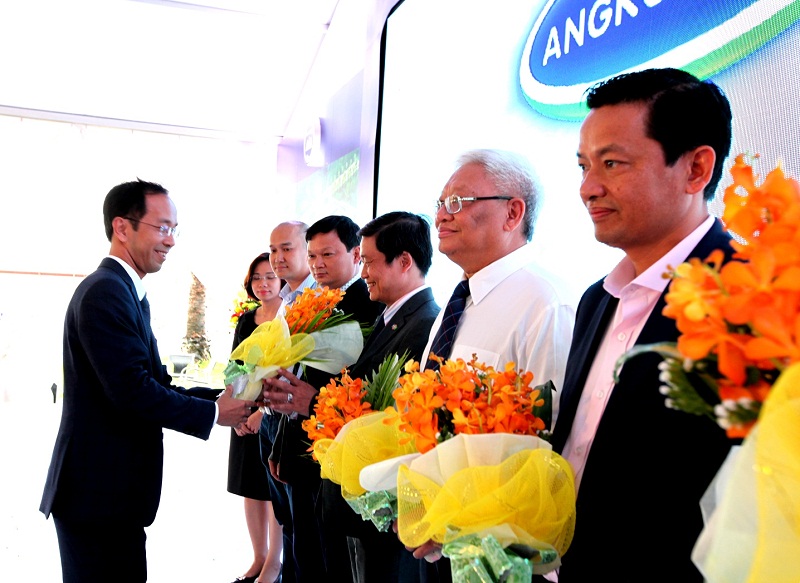 &Ocirc;ng Mai Ho&agrave;i Anh &ndash; Chủ Tịch HĐQT c&ocirc;ng ty sữa Angkor ki&ecirc;m Gi&aacute;m đốc Điều h&agrave;nh Hoạt động C&ocirc;ng ty CP Sữa Việt Nam gửi tặng hoa c&aacute;c Đại  sứ  thay lời cảm ơn